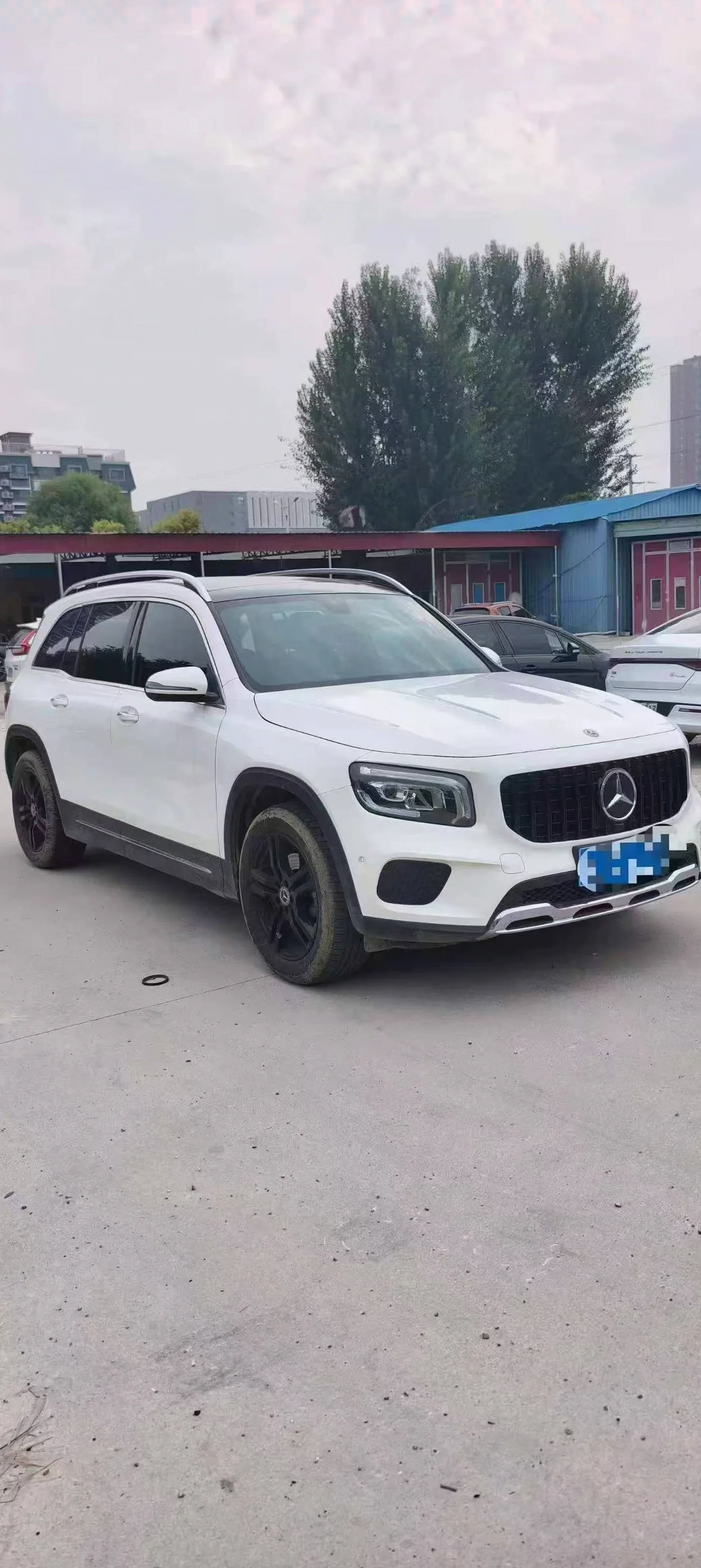 奔驰GLB 正面外观二