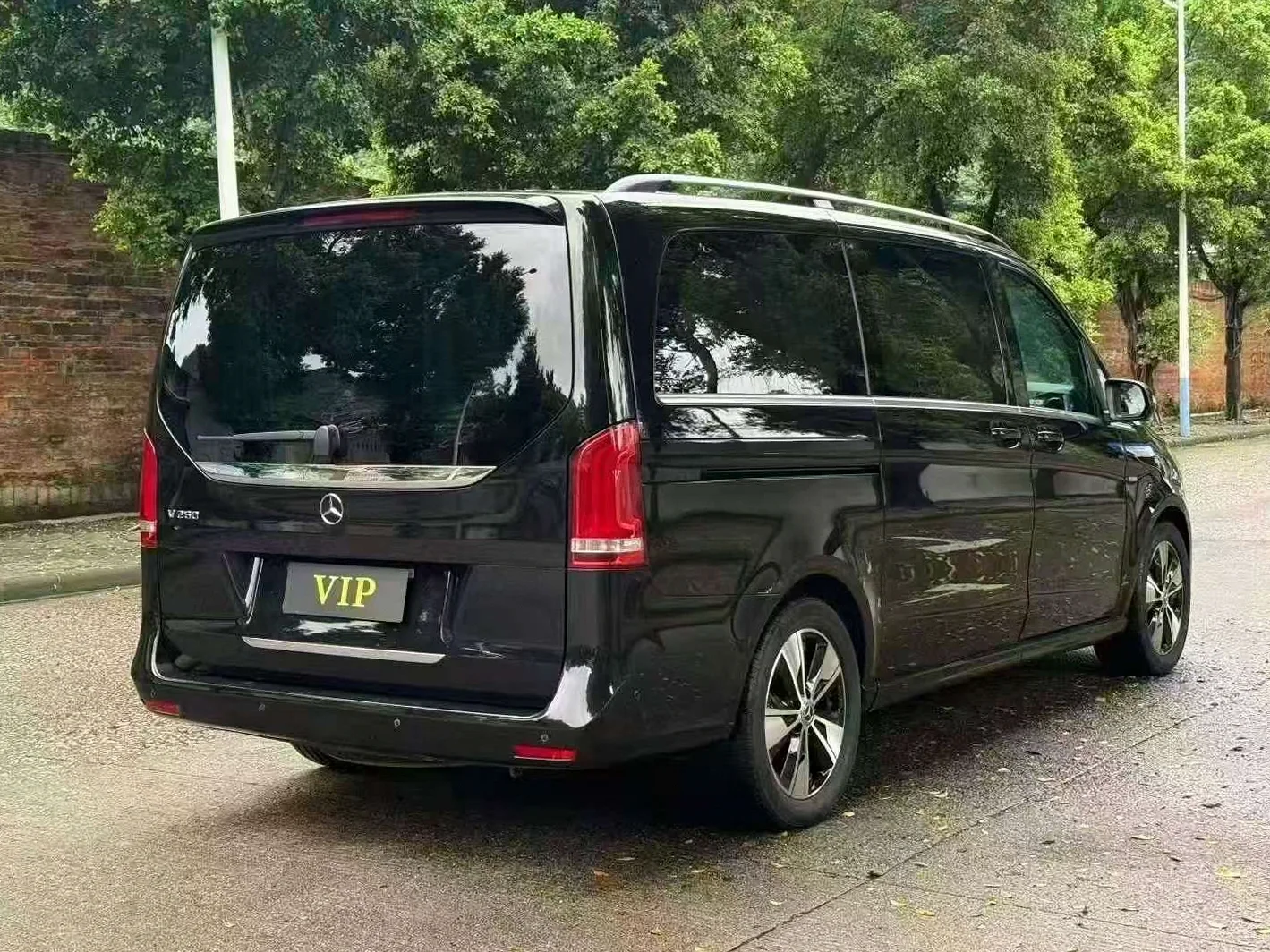 奔驰V 后面外观三