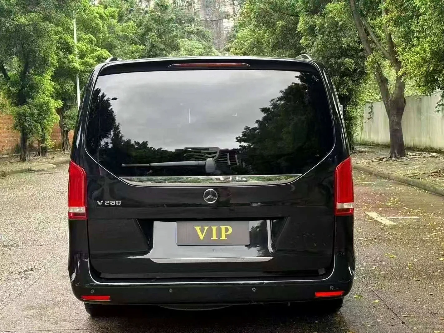 奔驰V 后面外观二
