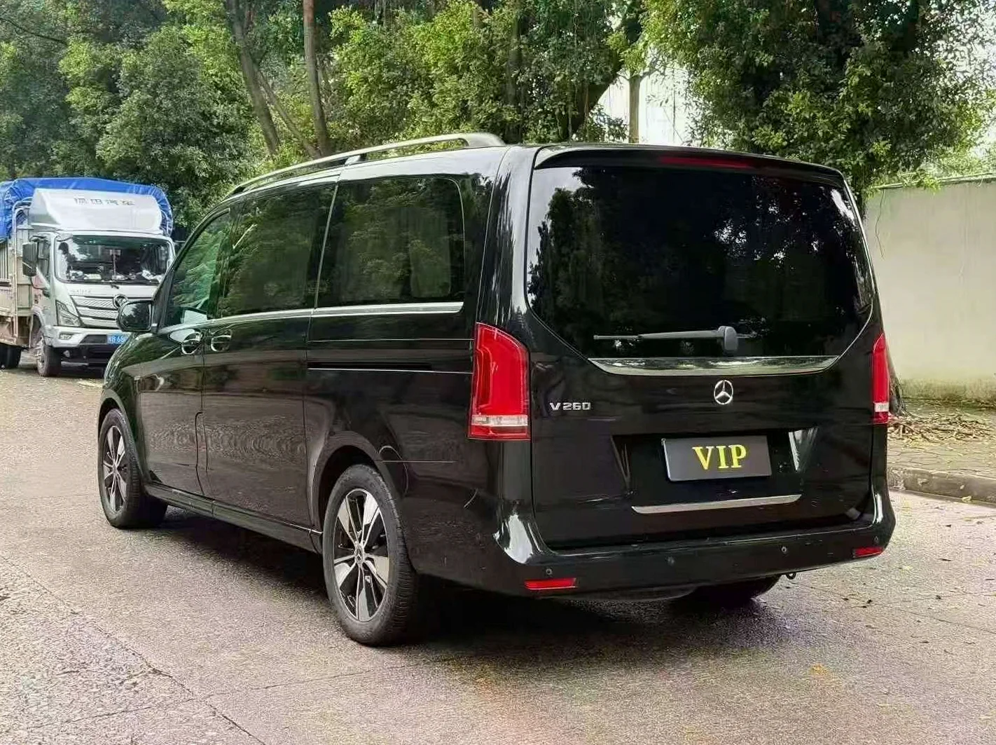 奔驰V 后面外观一