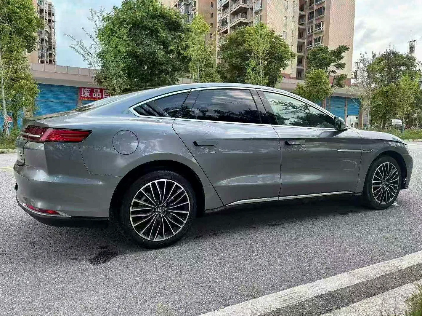 比亚迪汉DM 后面外观一