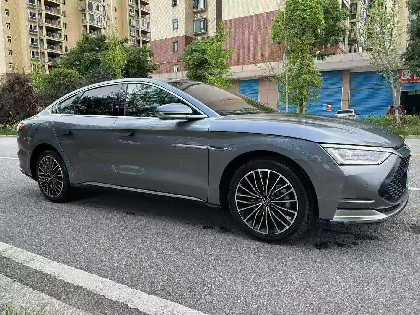 比亚迪汉DM 正面外观三