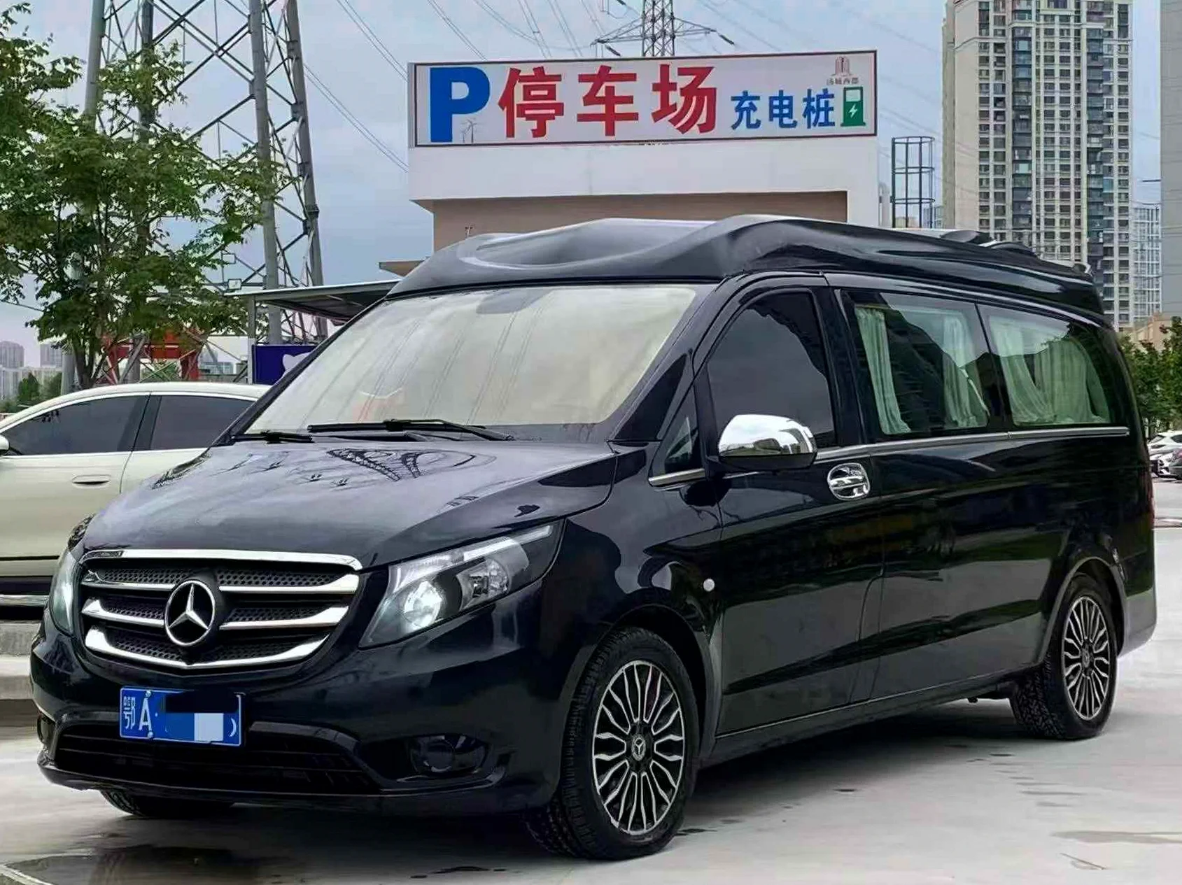 奔驰威霆 正面外观三