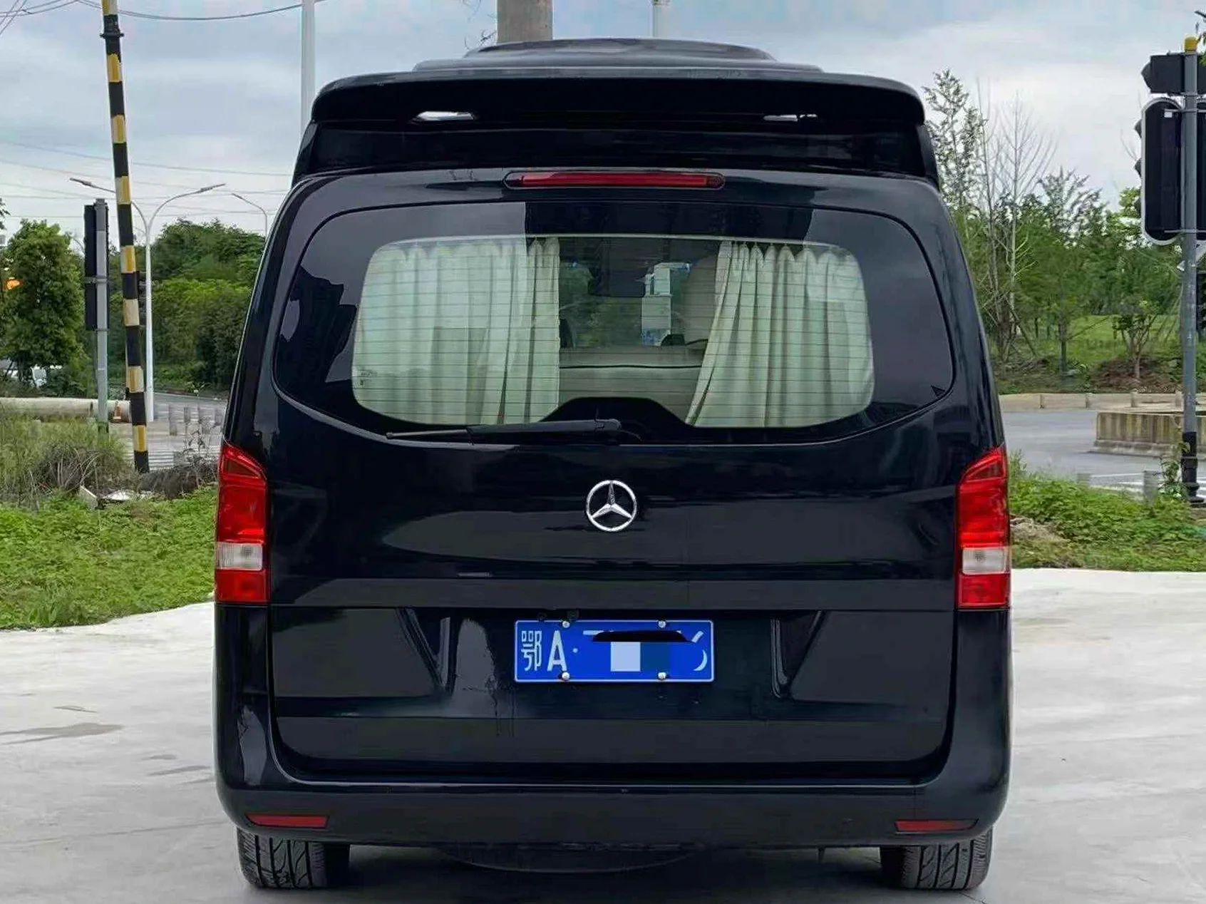 奔驰威霆 后面外观二