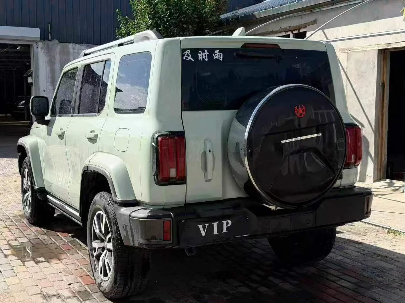 长城汽车300 后面外观一