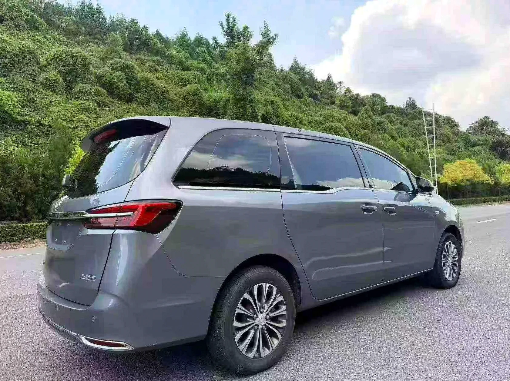 别克GL8 后面外观三