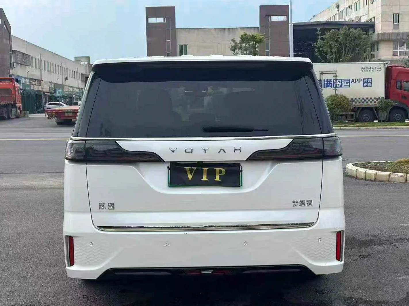 岚图汽车梦想家 内饰后排