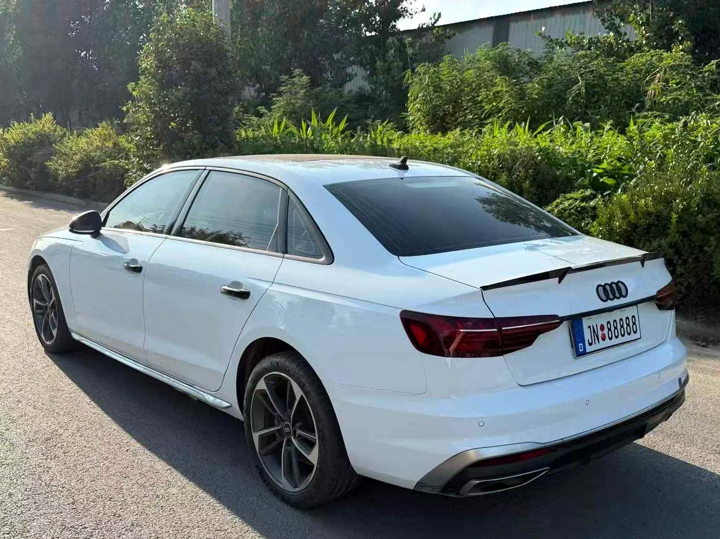 奥迪A4L 后面外观一