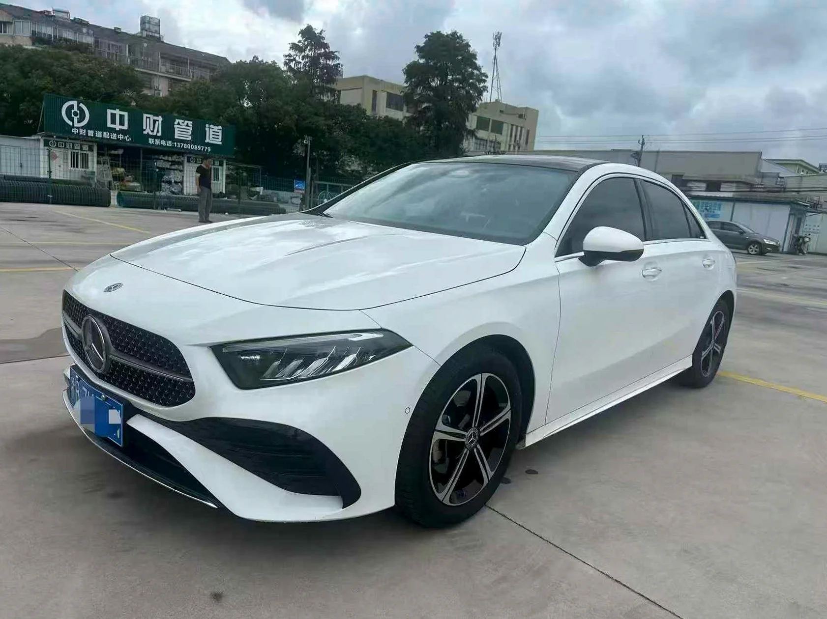 奔驰A 正面外观三