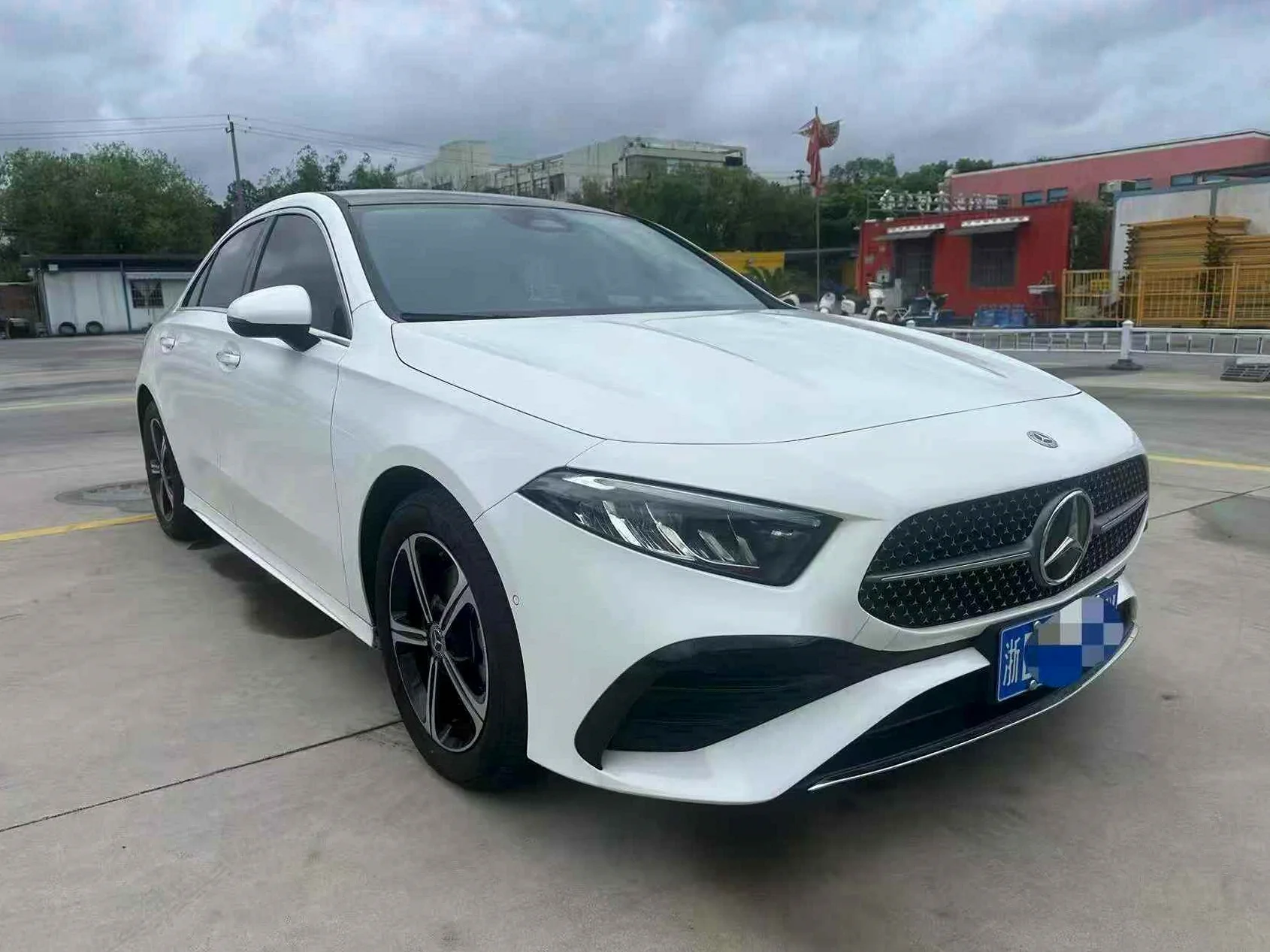 奔驰A 正面外观二