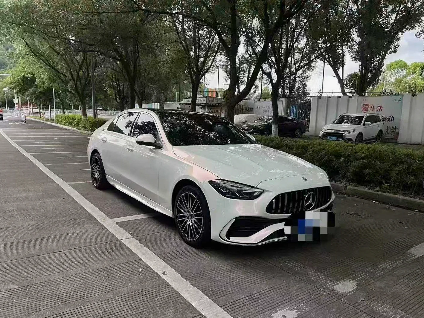 奔驰C 正面外观二