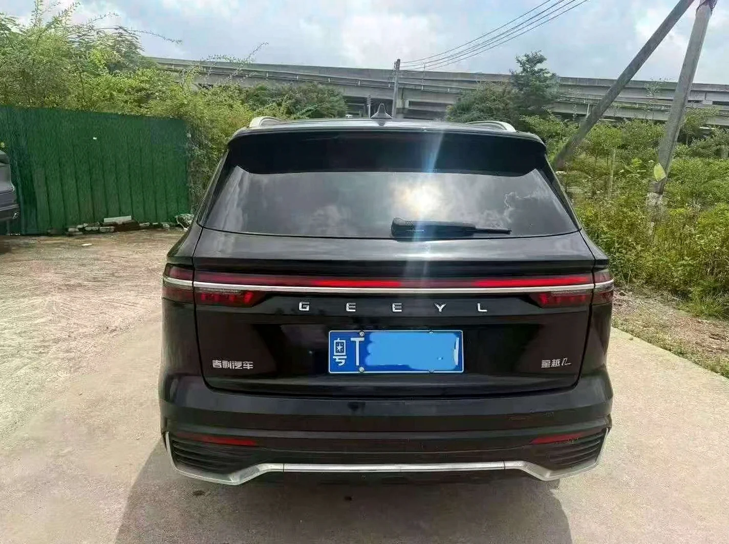 吉利星越 后面外观一