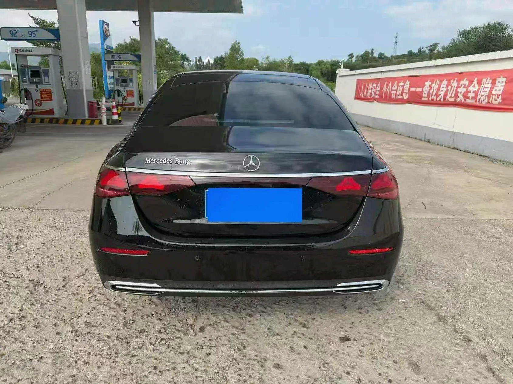 奔驰E 后面外观一
