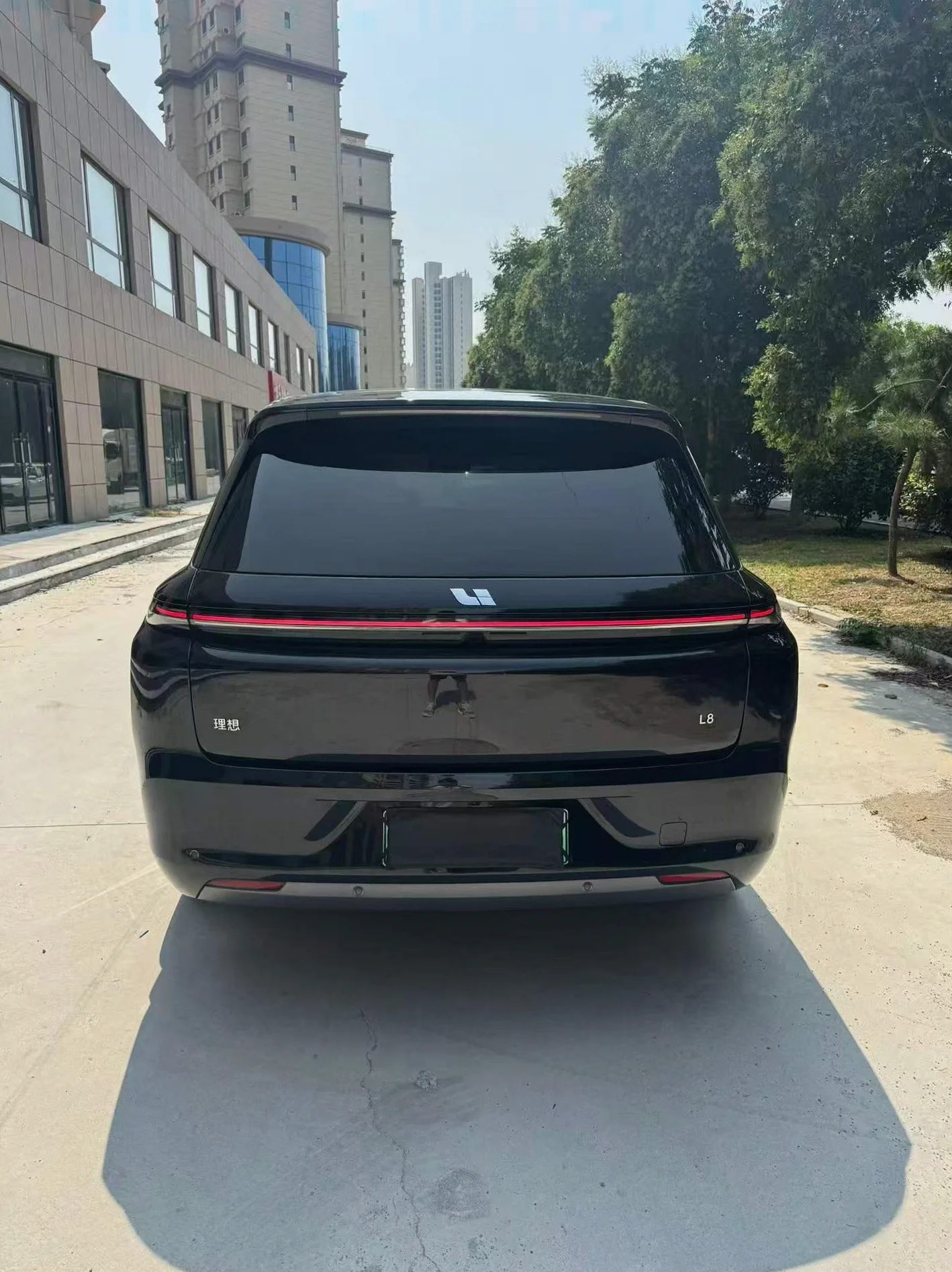 理想L8 后面外观一