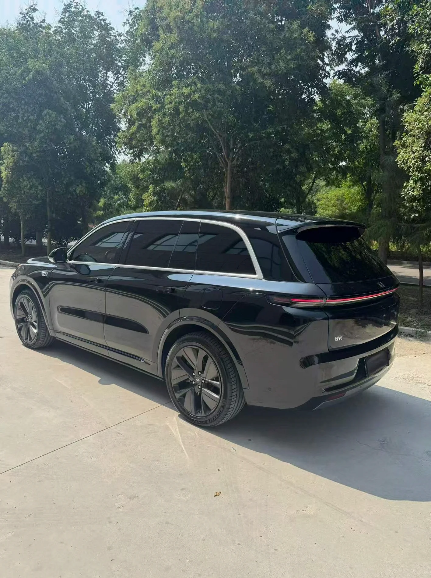 理想L8 后面外观二