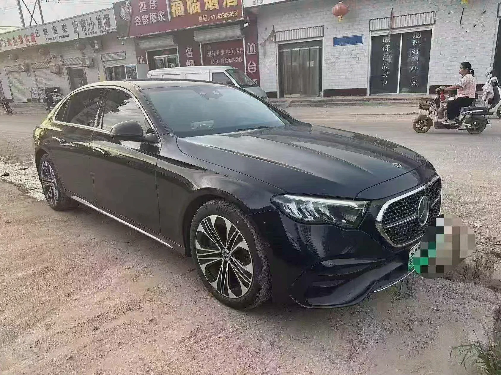 奔驰E 正面外观二