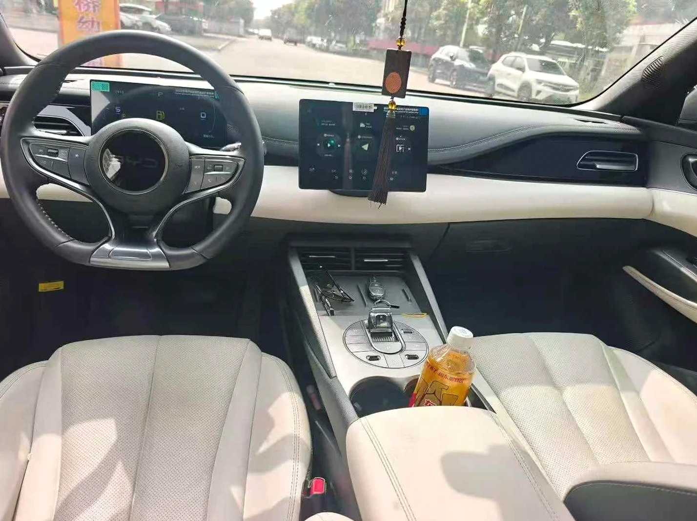 比亚迪海豹 正面外观三