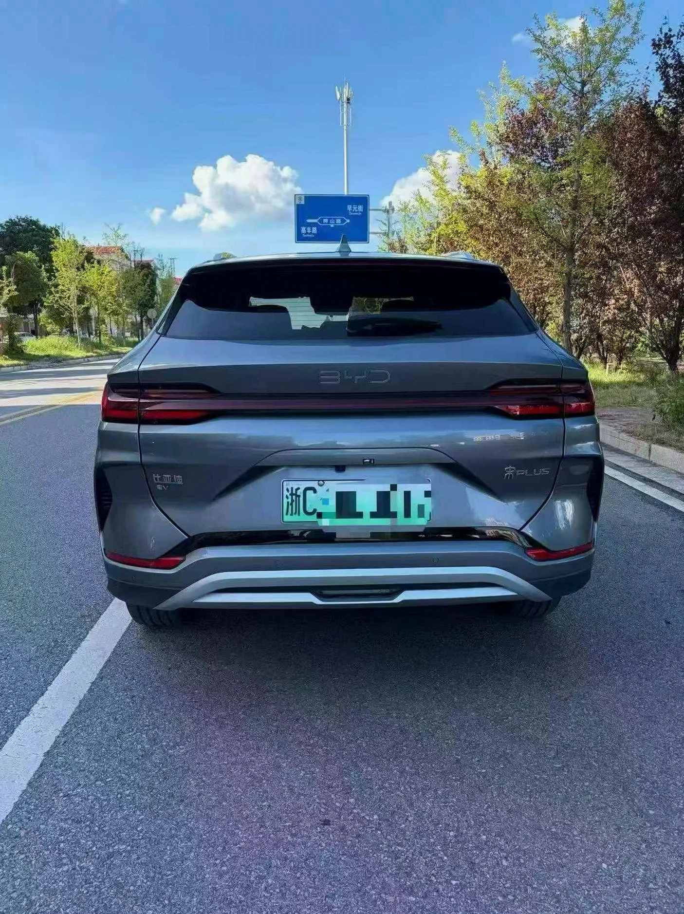 比亚迪宋PLUS 后面外观二