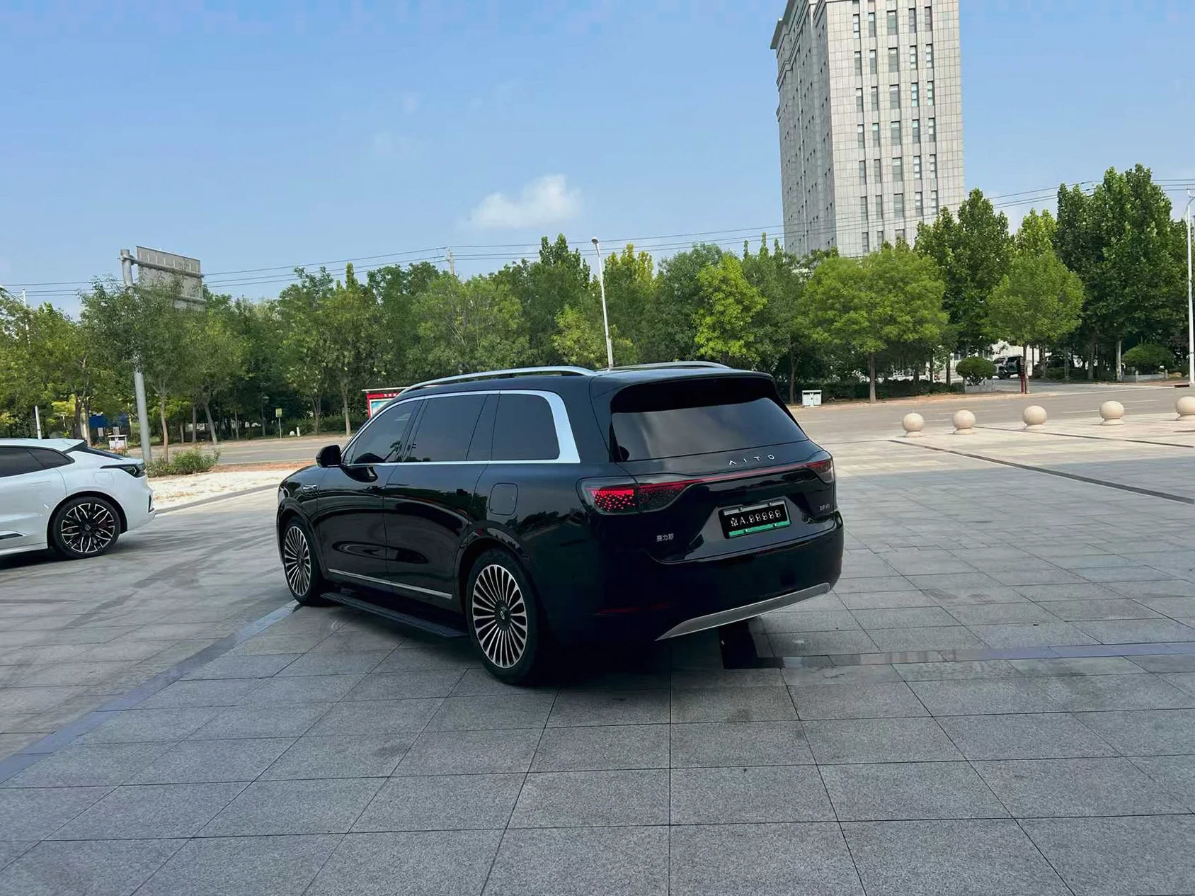 华为智选问界 后面外观二