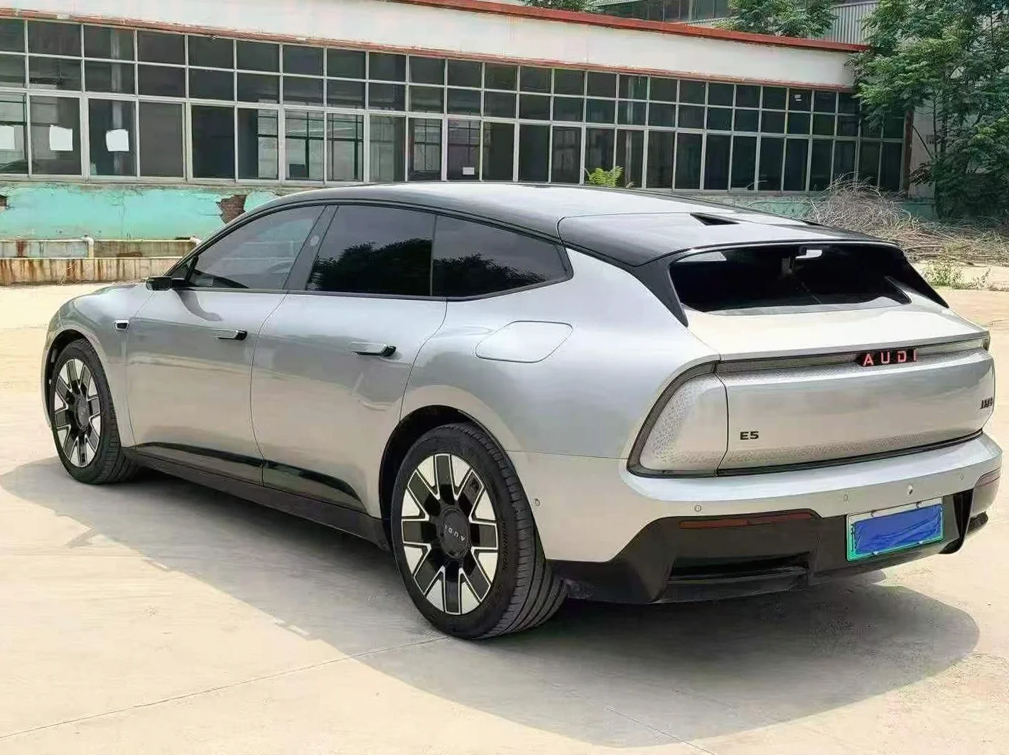 奥迪E5 后面外观一