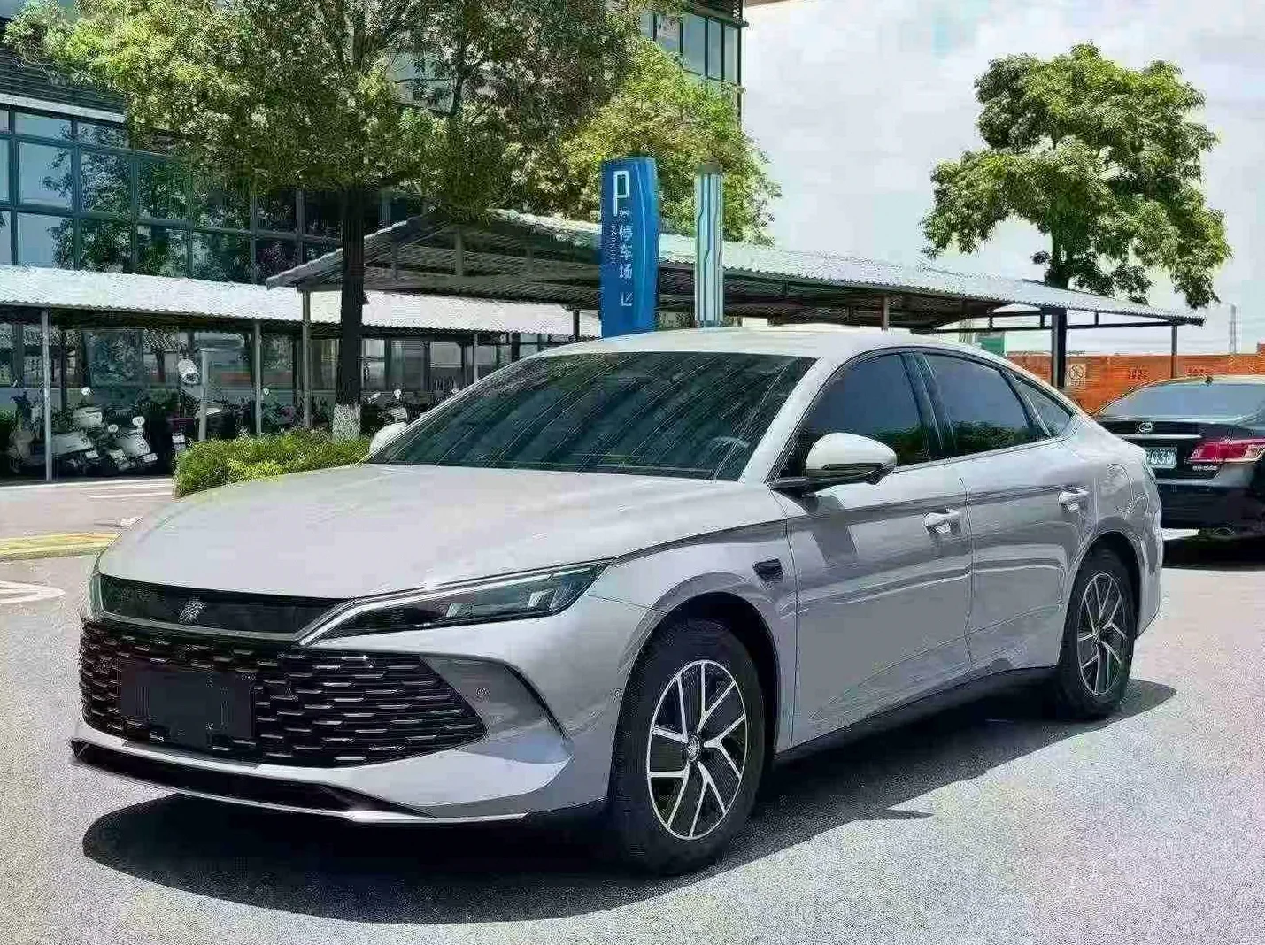 比亚迪秦 正面外观三