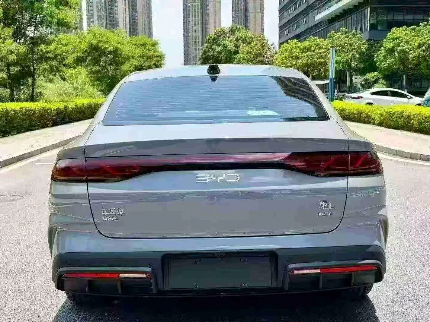 比亚迪秦 后面外观一