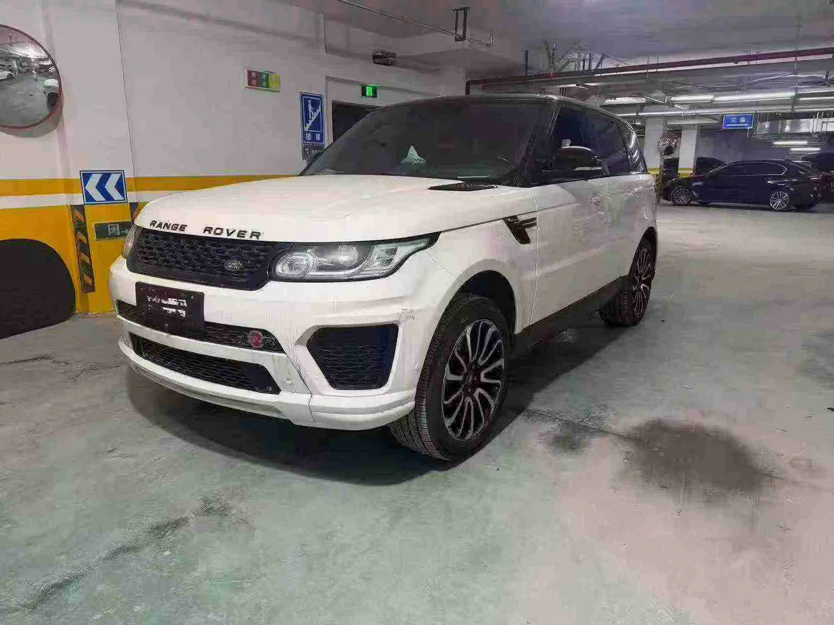 路虎揽胜运动 正面外观三