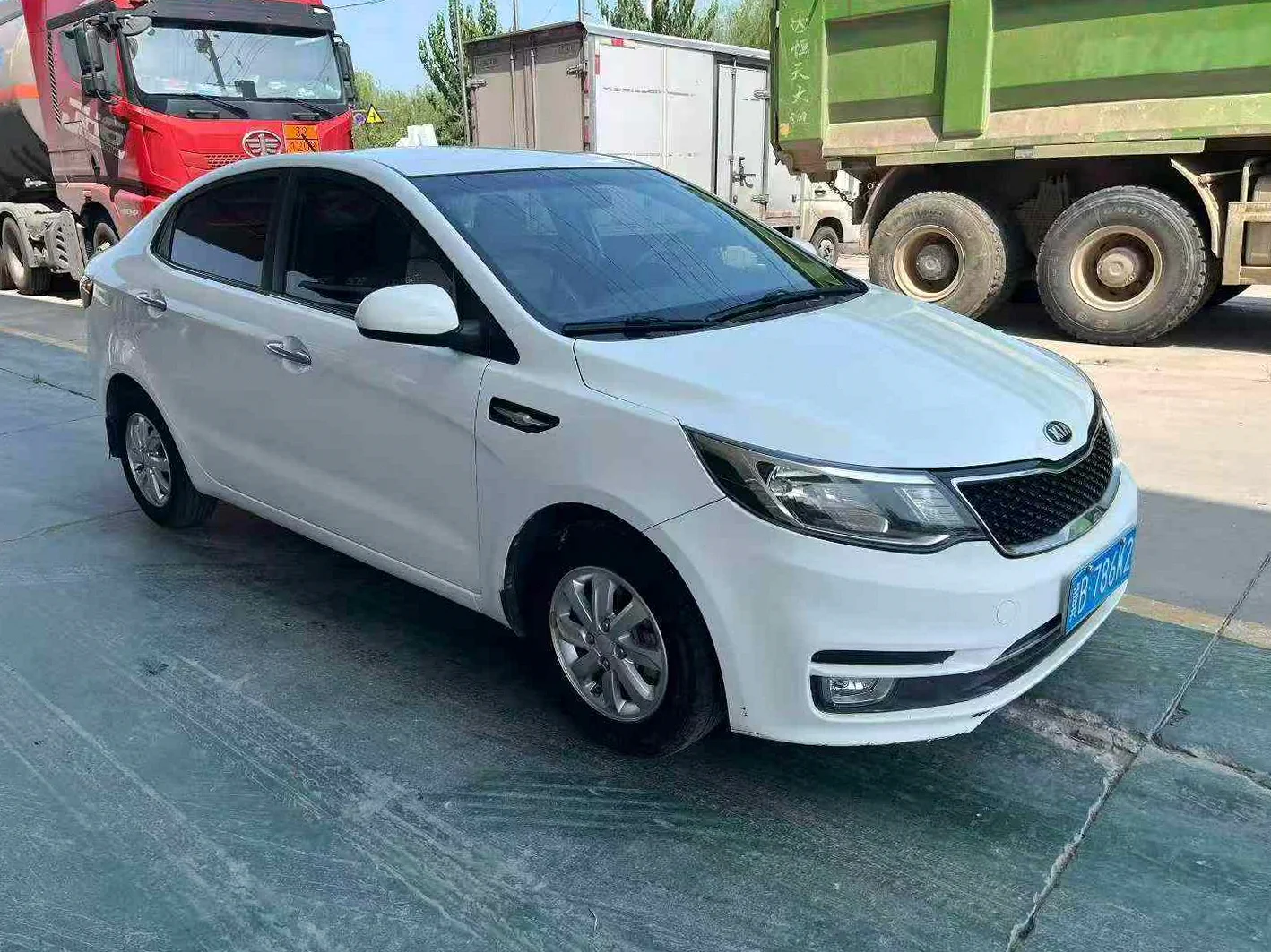 起亚K2 正面外观三
