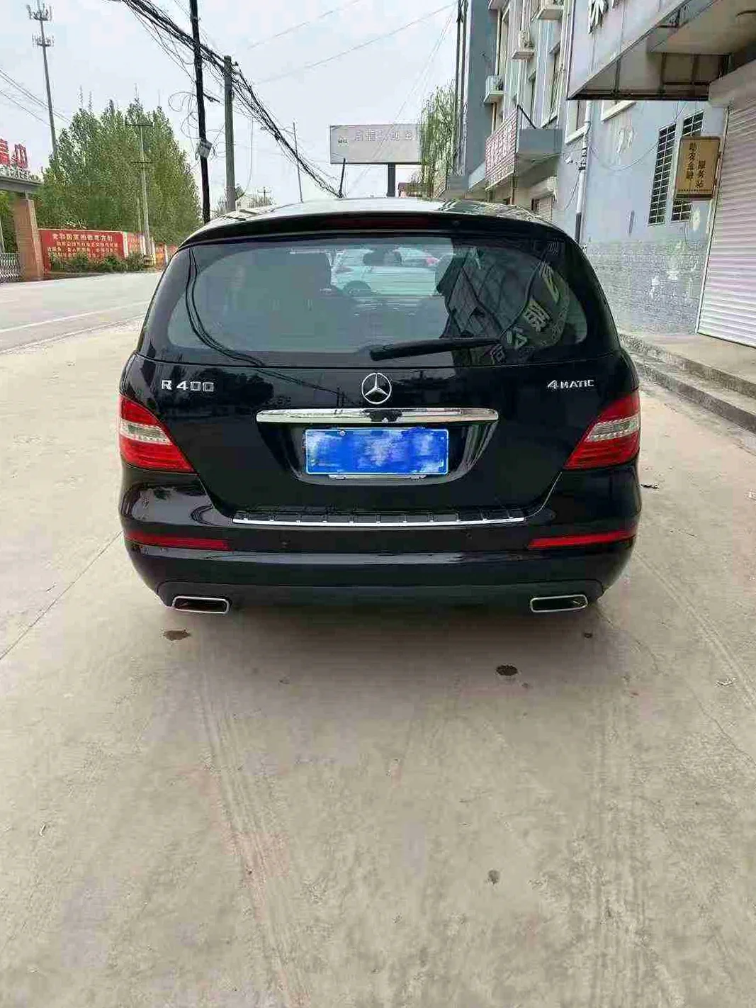 奔驰R级 后面外观一