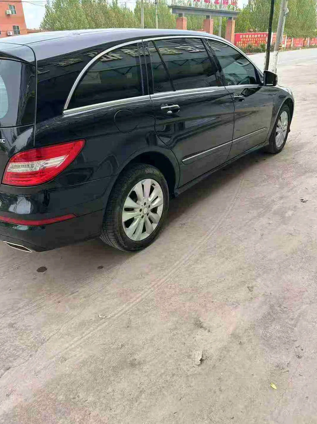 奔驰R级 后面外观二