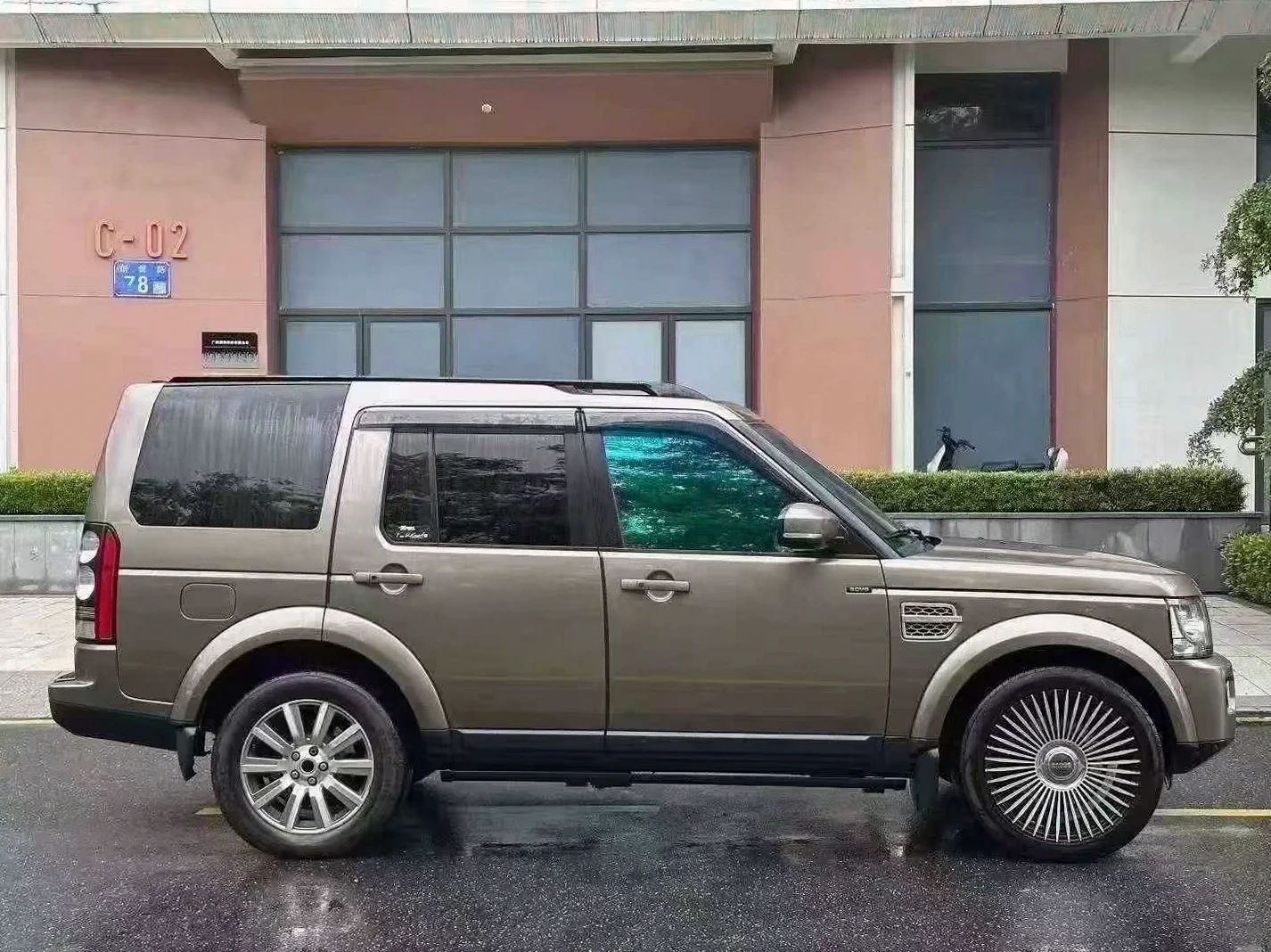 路虎发现 后面外观三