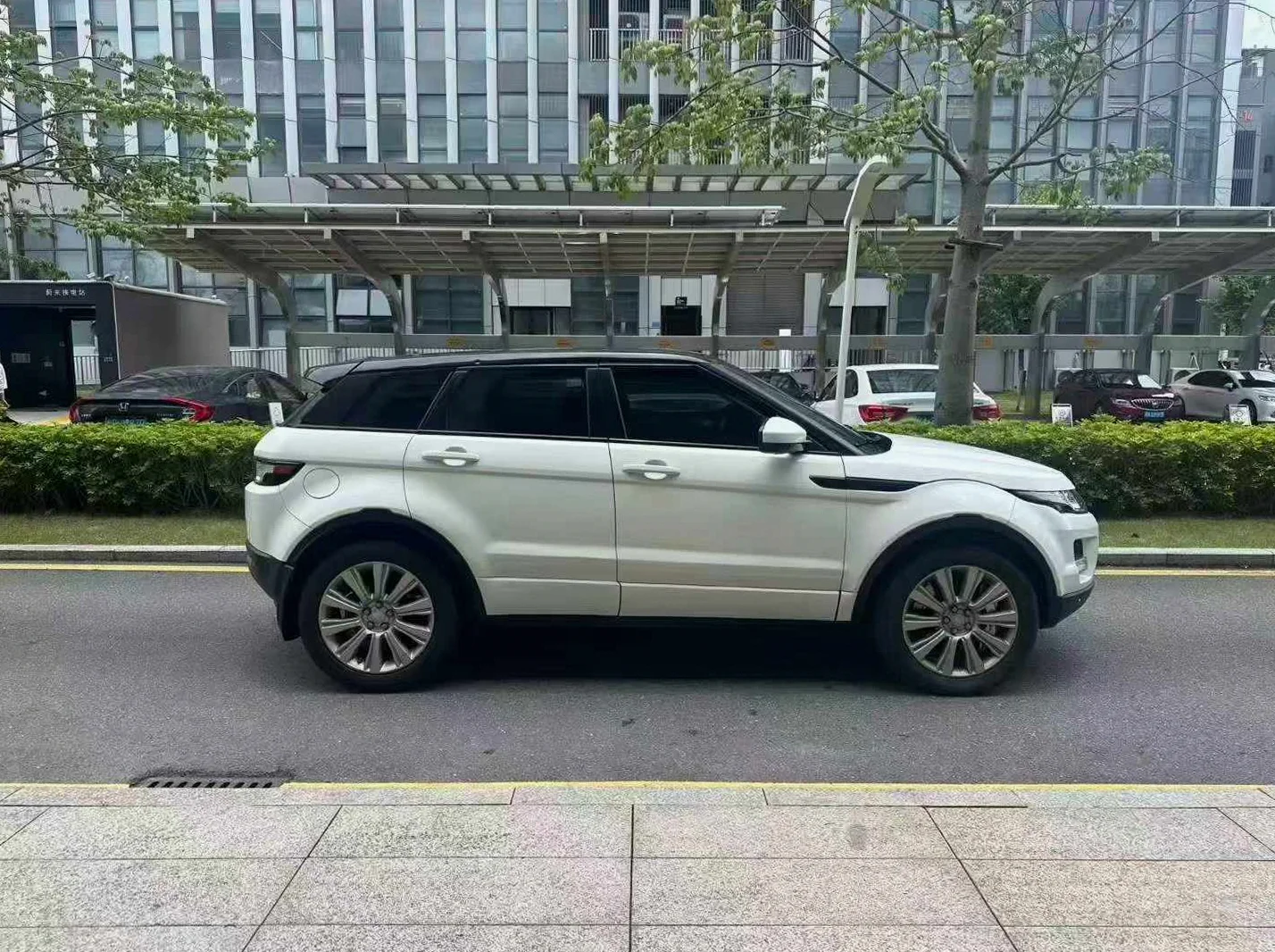 路虎极光 后面外观一