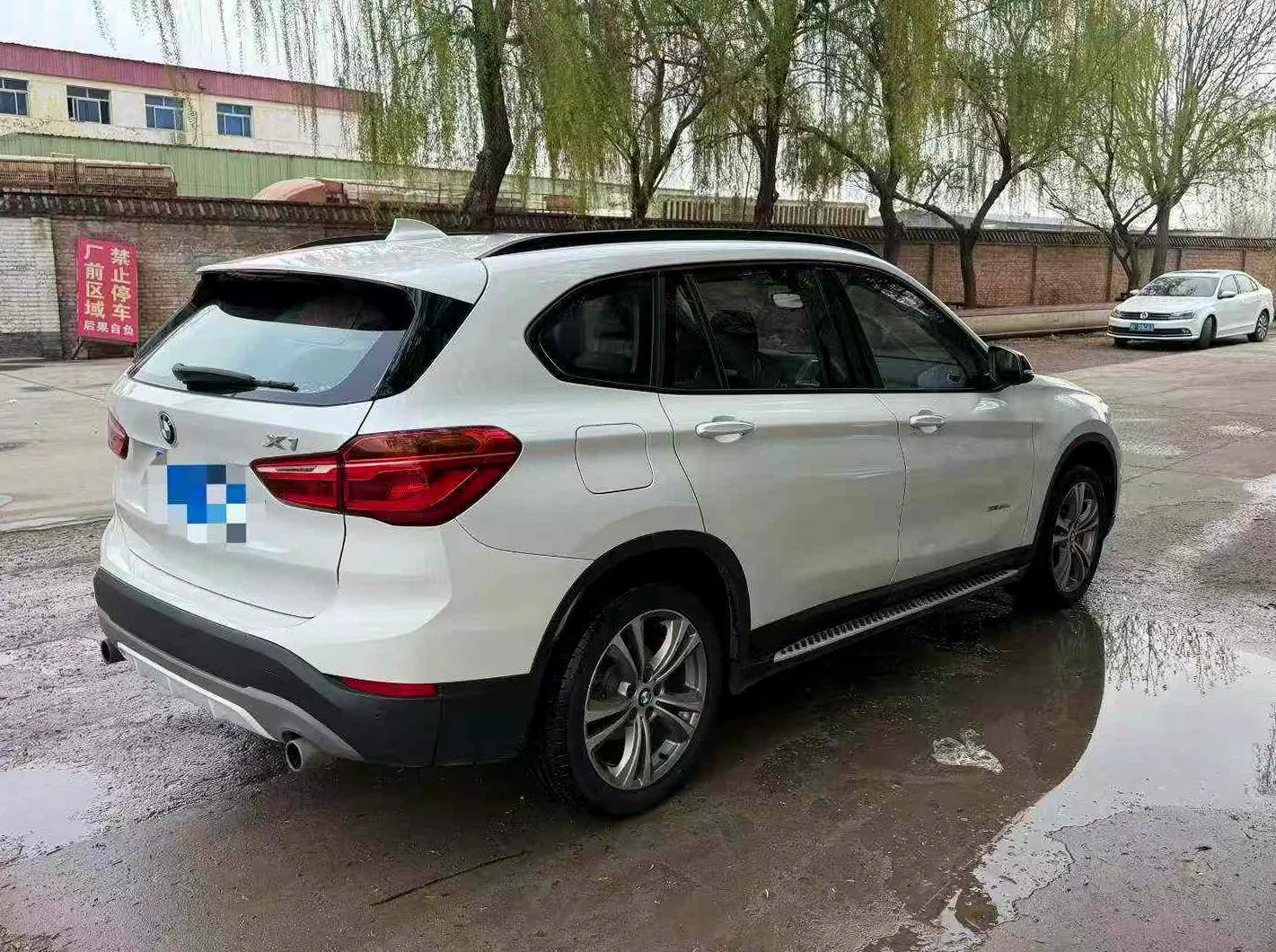 宝马X1 后面外观三
