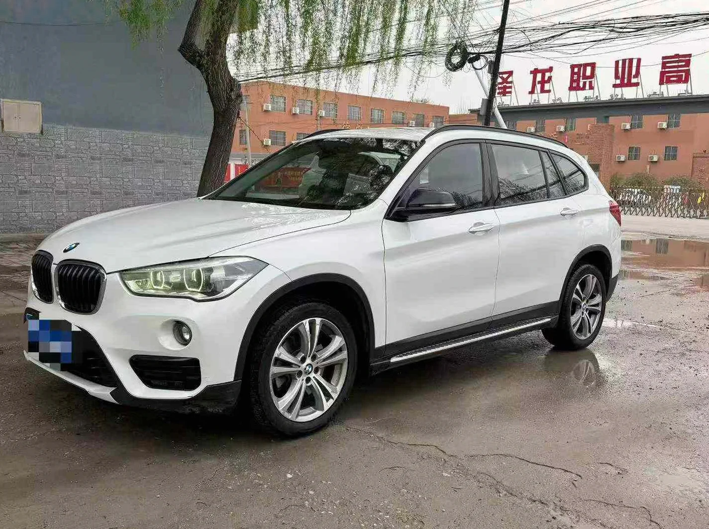 宝马X1 正面外观三