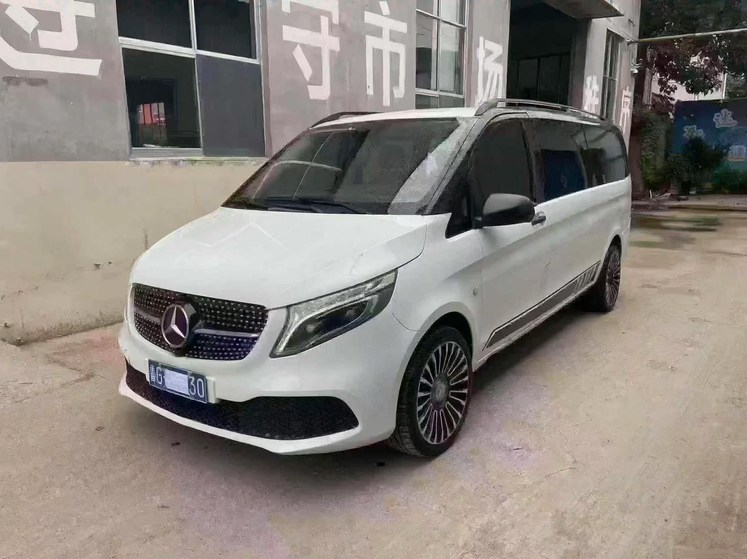 奔驰威霆 正面外观三