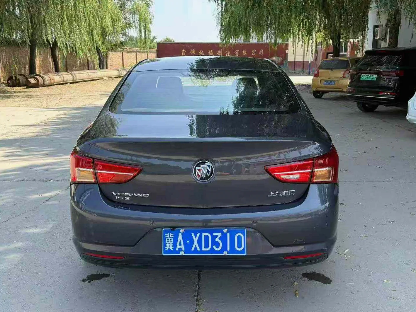 别克威朗 后面外观一