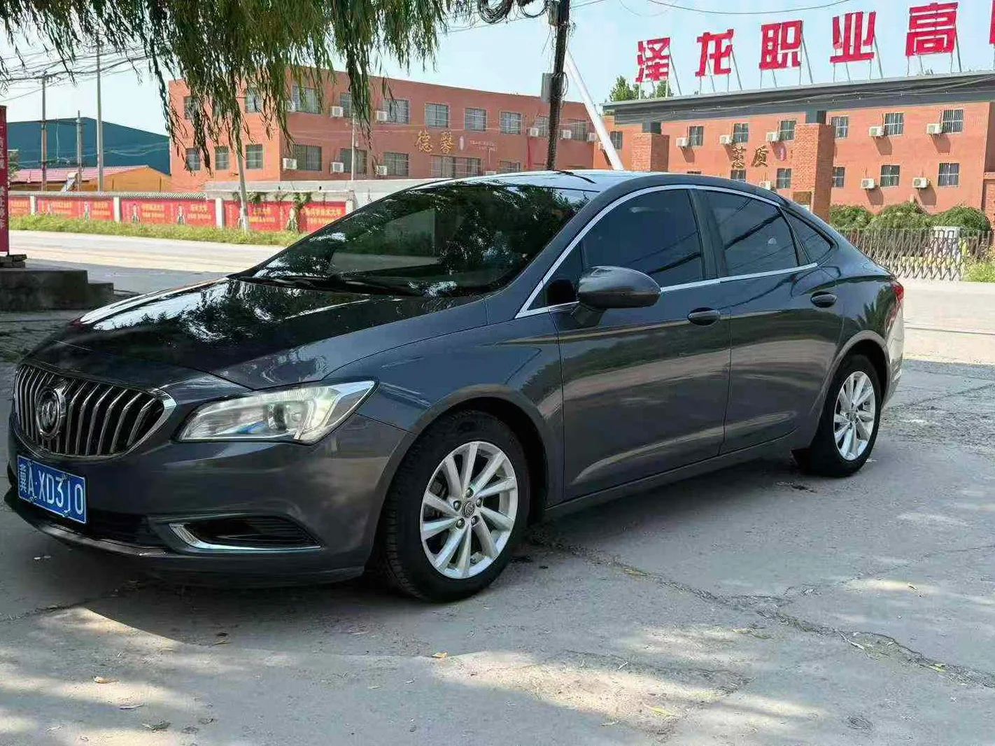 别克威朗 正面外观三