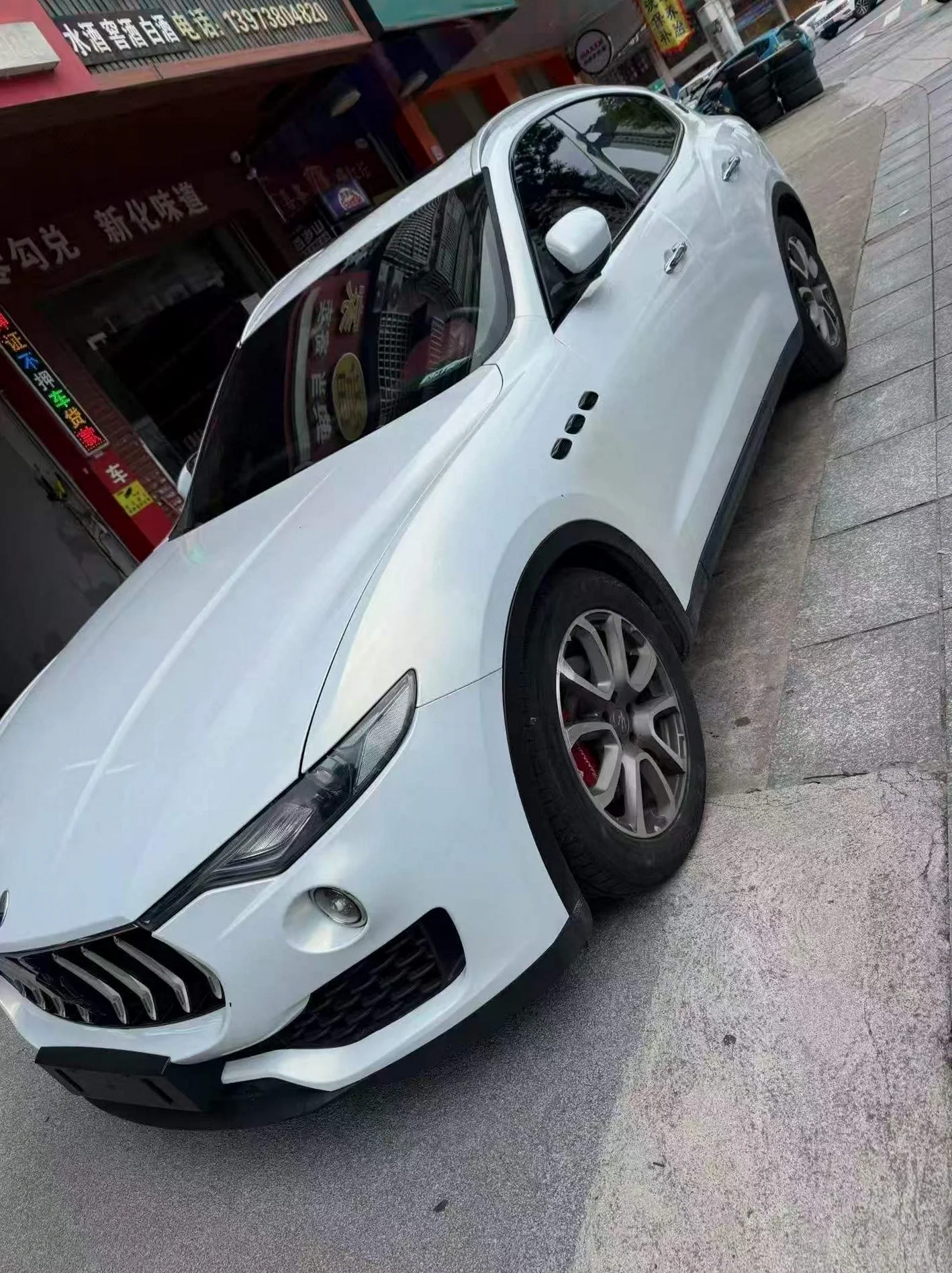 玛莎拉蒂Levante 正面外观二