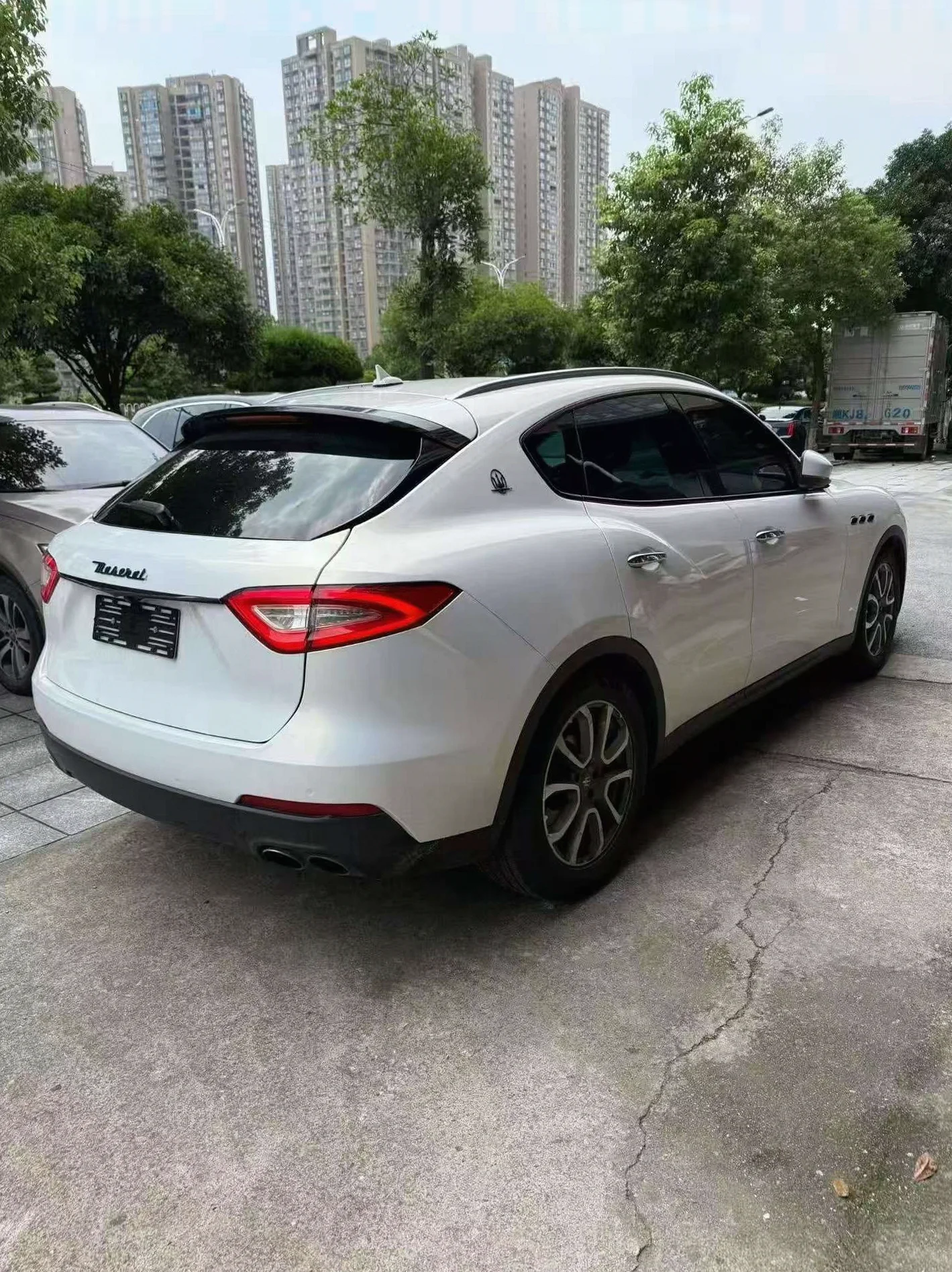 玛莎拉蒂Levante 后面外观三