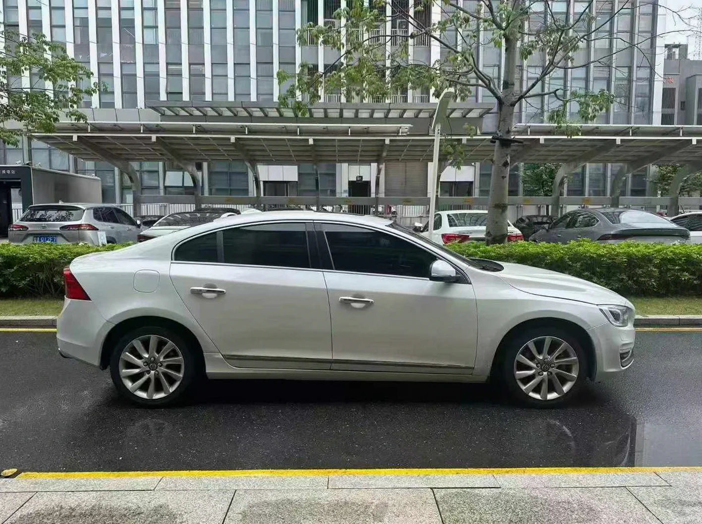 沃尔沃S60L 后面外观一