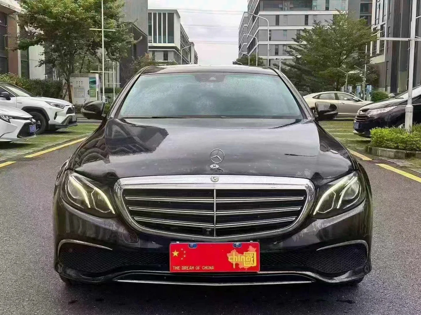 奔驰E 正面外观二