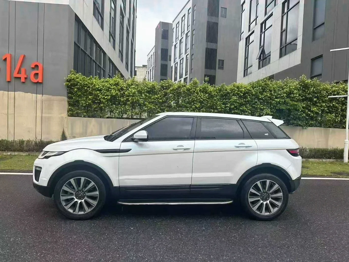 路虎极光 后面外观一