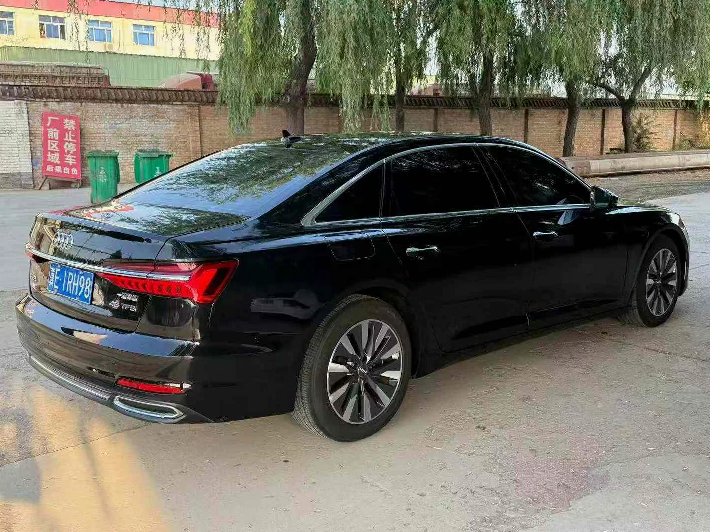 奥迪A6L 后面外观三