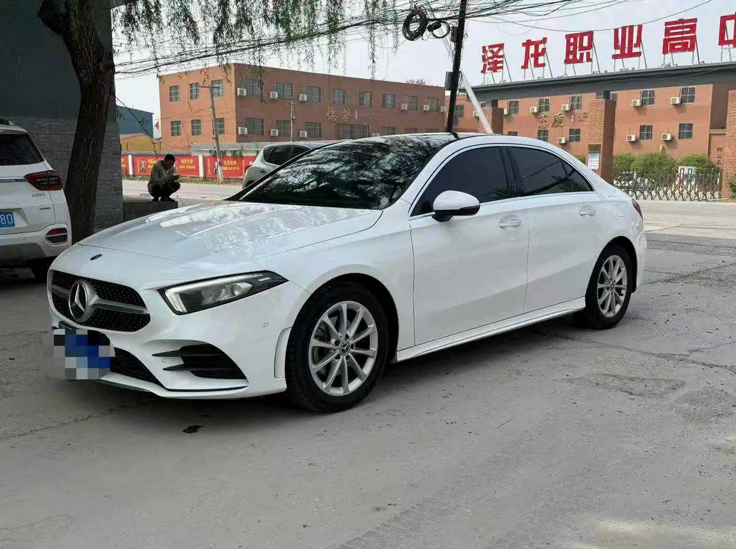 奔驰A 正面外观三