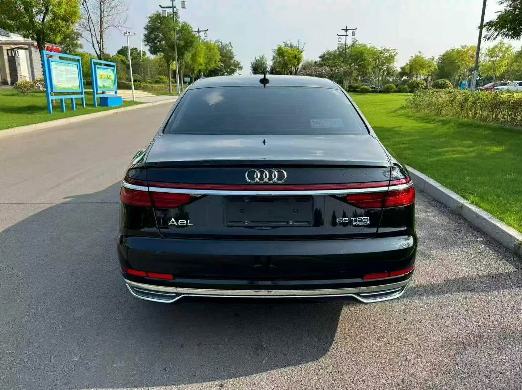 奥迪A8L 后面外观一