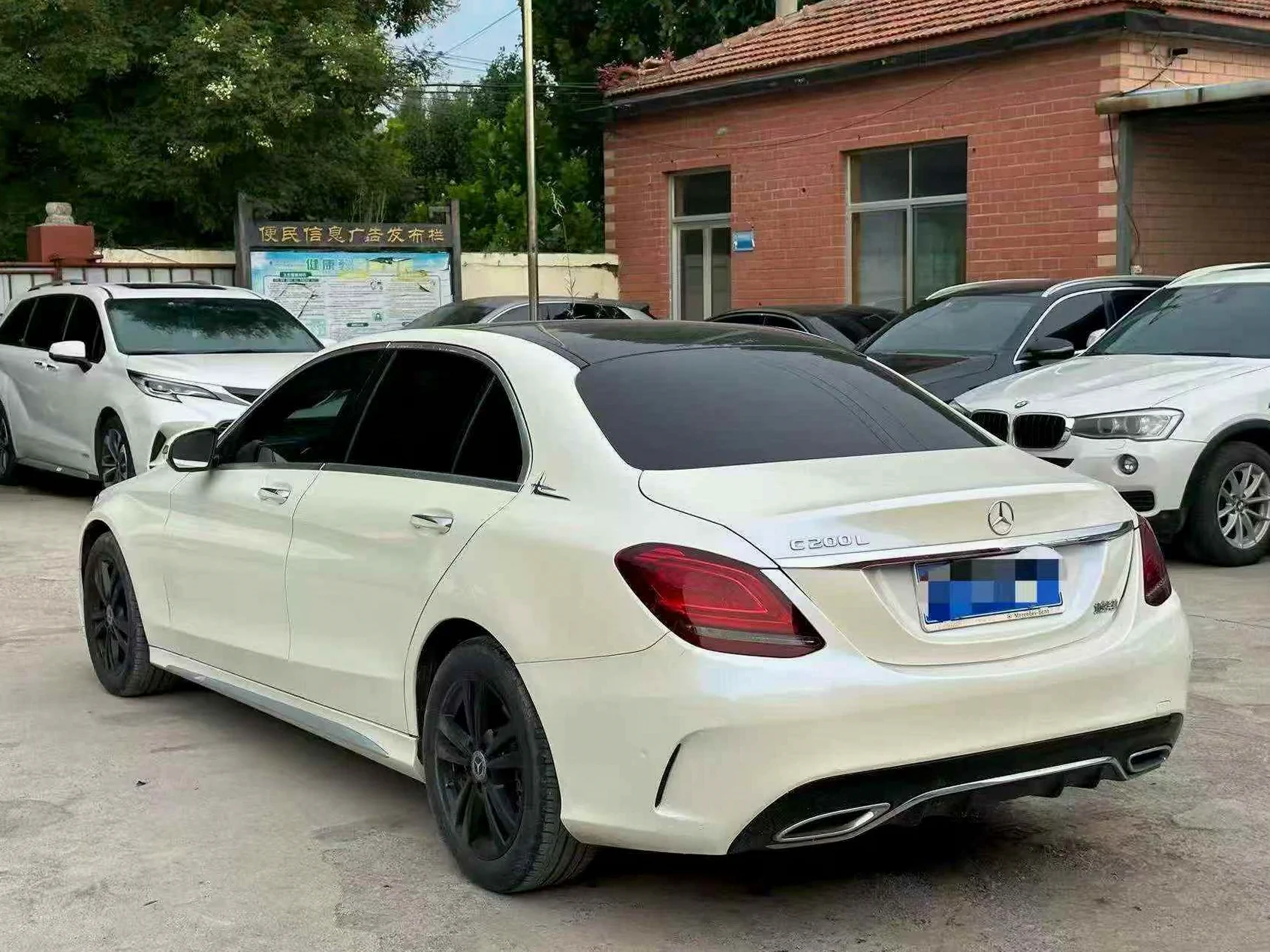 奔驰C 后面外观一