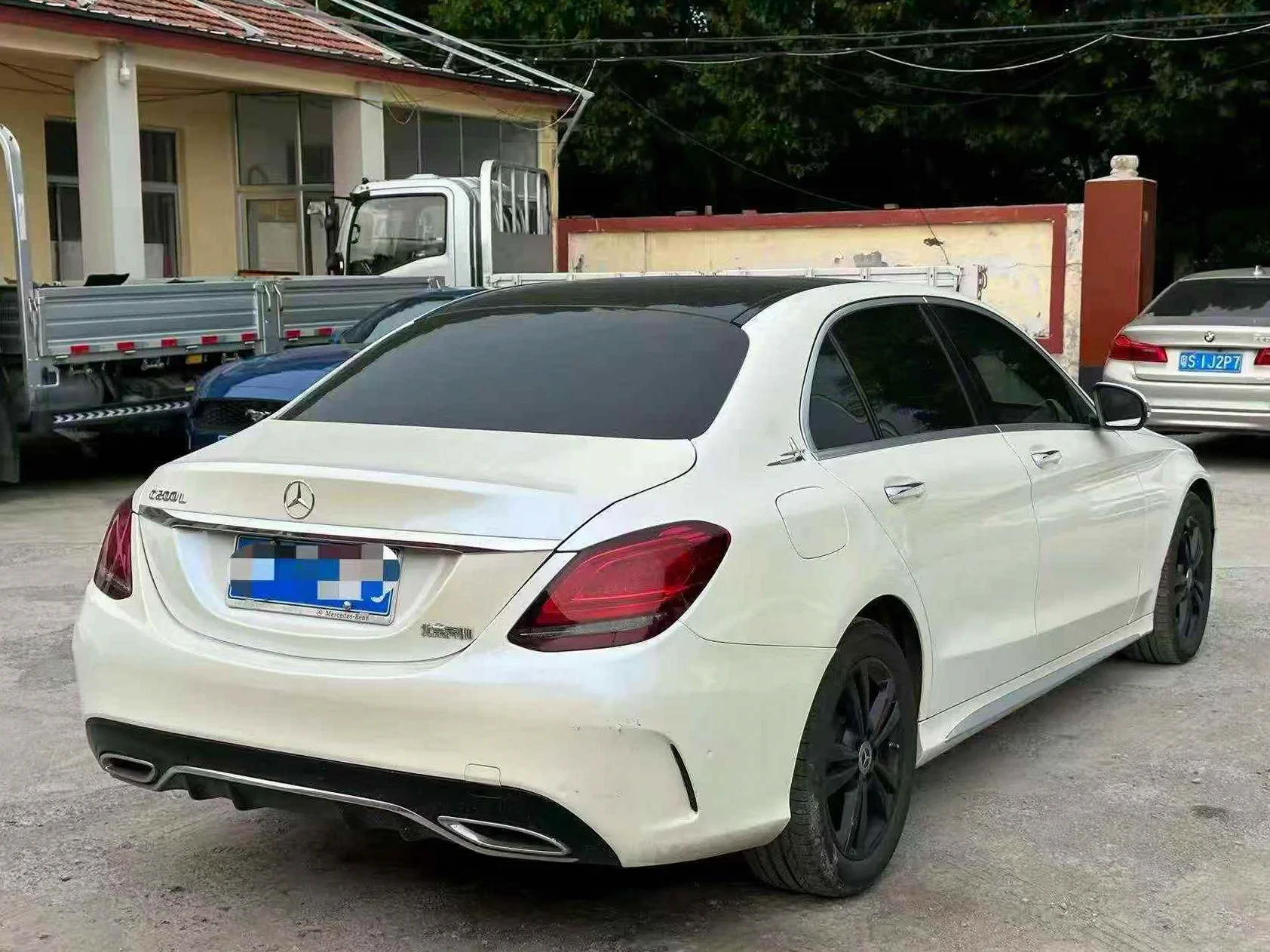 奔驰C 后面外观三