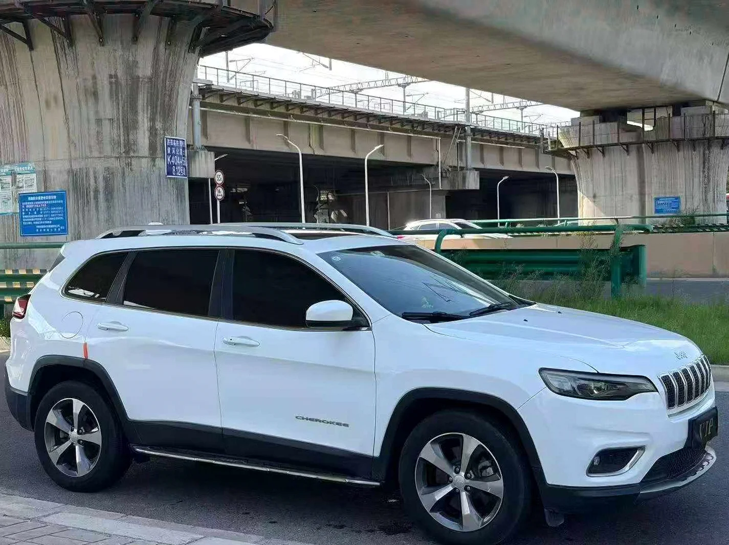 Jeep自由光 正面外观三