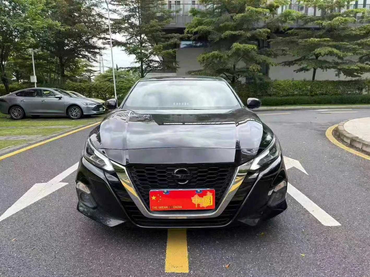 日产天籁 正面外观二