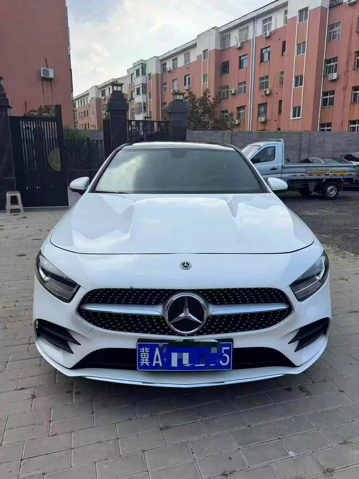 奔驰A 正面外观二